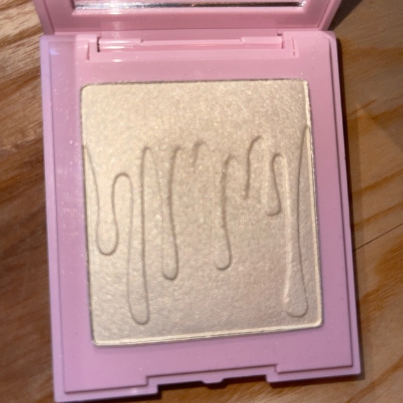 Kylie cosmetic highlighter - Picture 3 of 4